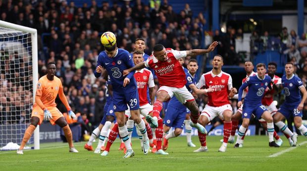 LONDON, ENGLAND - NOVEMBER 06: Kai Havertz of Chelsea jumps for the ball with Gabriel Jesus of Arsenal during the Premier League match between Chelsea FC and Arsenal FC at Stamford Bridge on November 06, 2022 in London, England. (Photo by Ryan Pierse/Getty Images)