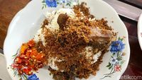 Dekat Rel Kereta Api, Ini Nasi Bebek Serundeng yang Viral di Bekasi