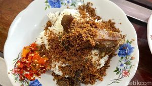 Dekat Rel Kereta Api, Ini Nasi Bebek Serundeng yang Viral di Bekasi