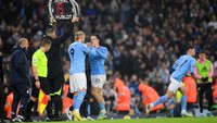 Haaland diturunkan sebagai pemain pengganti saat Manchester City menjamu Fulham di Etihad Stadium, Sabtu (5/11). Haaland baru masuk di menit ke-64. (Foto: Shaun Botterill/Getty Images)