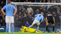 Haaland akhirnya bisa menuntaskan penalti itu. (Foto: James Gill - Danehouse/Getty Images)