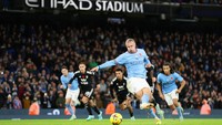Sampai akhirnya, Haaland bisa mendapat gol sungguhan di masa injury time. Penalti didapat City usai Kevin De Bruyne dilanggar. HAaland maju menjadi eksekutor. (Foto: Catherine Ivill/Getty Images)