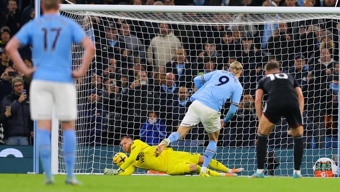 MANCHESTER, ENGLAND - NOVEMBER 05: Erling Haaland of Manchester City scores his sides second goal by penalty during the Premier League match between Manchester City and Fulham FC at Etihad Stadium on November 05, 2022 in Manchester, England. (Photo by James Gill - Danehouse/Getty Images)