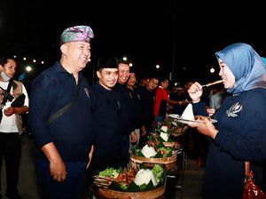 Warga-Pejabat Makan Sate Bareng di Festival Bandeng Jelak Kota Pasuruan