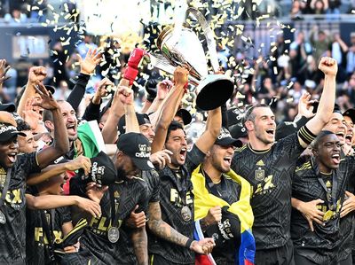 Gareth Bale dan Giorgio Chiellini Angkat Trofi MLS