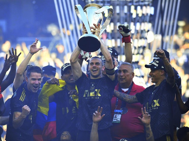 LOS ANGELES, CA - NOVEMBER 05: Gareth Bale #11 of Los Angeles FC lifts the championship trophy as he celebrates with teammates during the 2022 MLS Cup Final at Banc of California Stadium on November 5, 2022 in Los Angeles, California. (Photo by Kevork Djansezian/Getty Images)