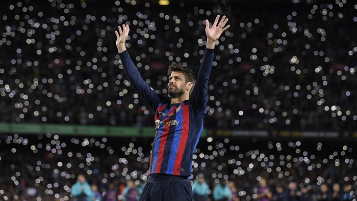 BARCELONA, SPAIN - NOVEMBER 5:  Barcelonas Spanish defender Gerard Pique waves at the end of the La liga football match between FC Barcelona vs UD Almeria at the Camp Nou stadium in Barcelona on November 5, 2022. (Photo by ADRIA PUIG/Anadolu Agency via Getty Images)