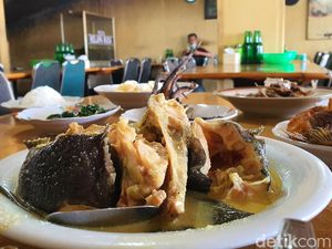 Gurihnya Nagih! Ini Gulai Baung Racikan Haji Bicin di Riau Sejak 1967 Gurihnya Nagih! Ini Gulai Baung Racikan Haji Bicin di Riau Sejak 1967