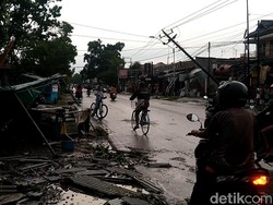 Puting Beliung Terjang 2 Kecamatan di Pekalongan, Pohon-Tiang Listrik Roboh