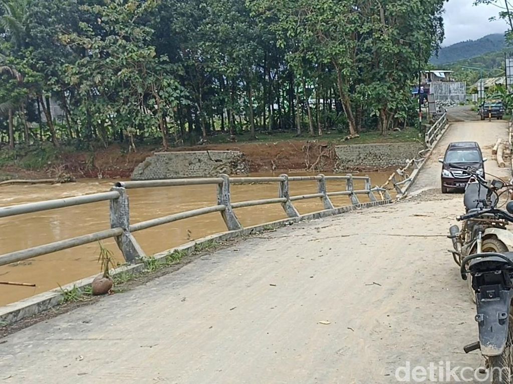 Warga Trenggalek Tetap Nekat Melintasi Jembatan yang Patah Diterjang Banjir