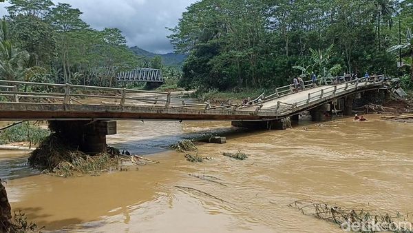 Menantang Maut Melewati Jembatan Patah di Munjungan Trenggalek