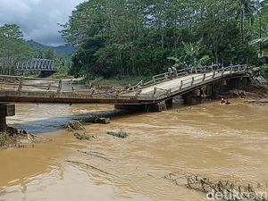 Menantang Maut Melewati Jembatan Patah di Munjungan Trenggalek Menantang Maut Melewati Jembatan Patah di Munjungan Trenggalek
