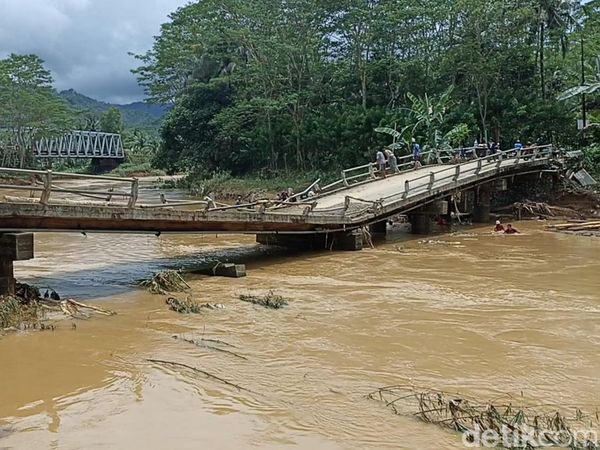 Menantang Maut Melewati Jembatan Patah di Munjungan Trenggalek