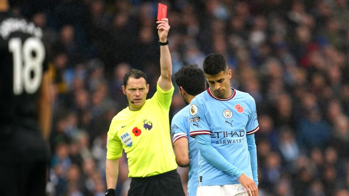 Joao Cancelo pantas dikartumera saat menghadapi Fulham (Foto: PA Images via Getty Images/Nick Potts - PA Images)