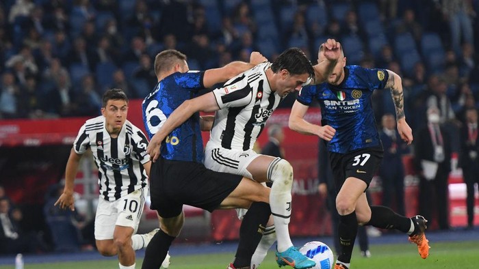 ROME, ITALY - MAY 11: Dusan Vlahovic (R) of FC Juventus scores a goal during the Italian Cup final soccer match between FC Juventus and Inter Milan FC at Stadio Olimpico on May 11, 2022 in Rome, Italy. (Photo by Claudio Pasquazi/Anadolu Agency via Getty Images)