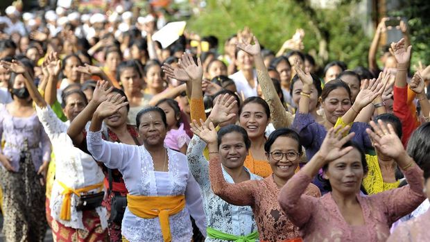 Sejumlah perempuan melambaikan tangan saat parade kebaya dalam kampanye mendukung Gerakan Kebaya Goes to UNESCO di Desa Bongkasa, Badung, Bali, Jumat (28/10/2022). Kegiatan yang bertajuk 