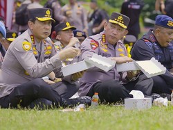 Saat Kapolri Lesehan dan Makan Nasi Kotak Bareng Anggota di Apel KTT G20