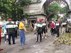 Ajak Warga Bersihkan Taman Sriwedari, Gibran Rakabuming: Ini Milik Kita