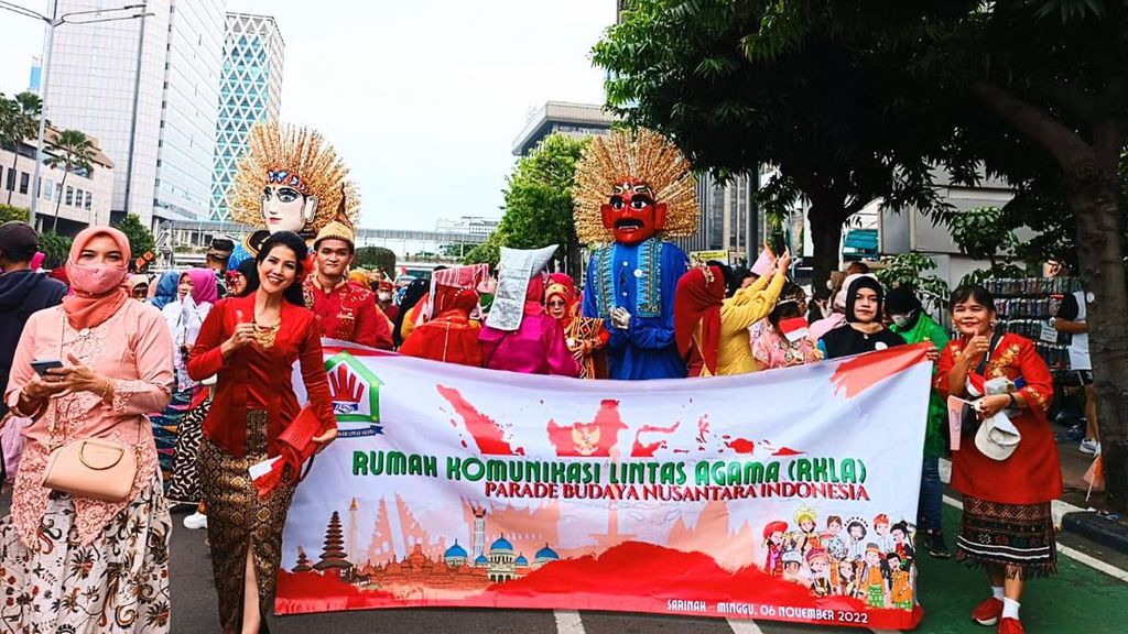 Kemeriahan Parade Budaya Nusantara di CFD Jakarta Kemeriahan Parade Budaya Nusantara di CFD Jakarta