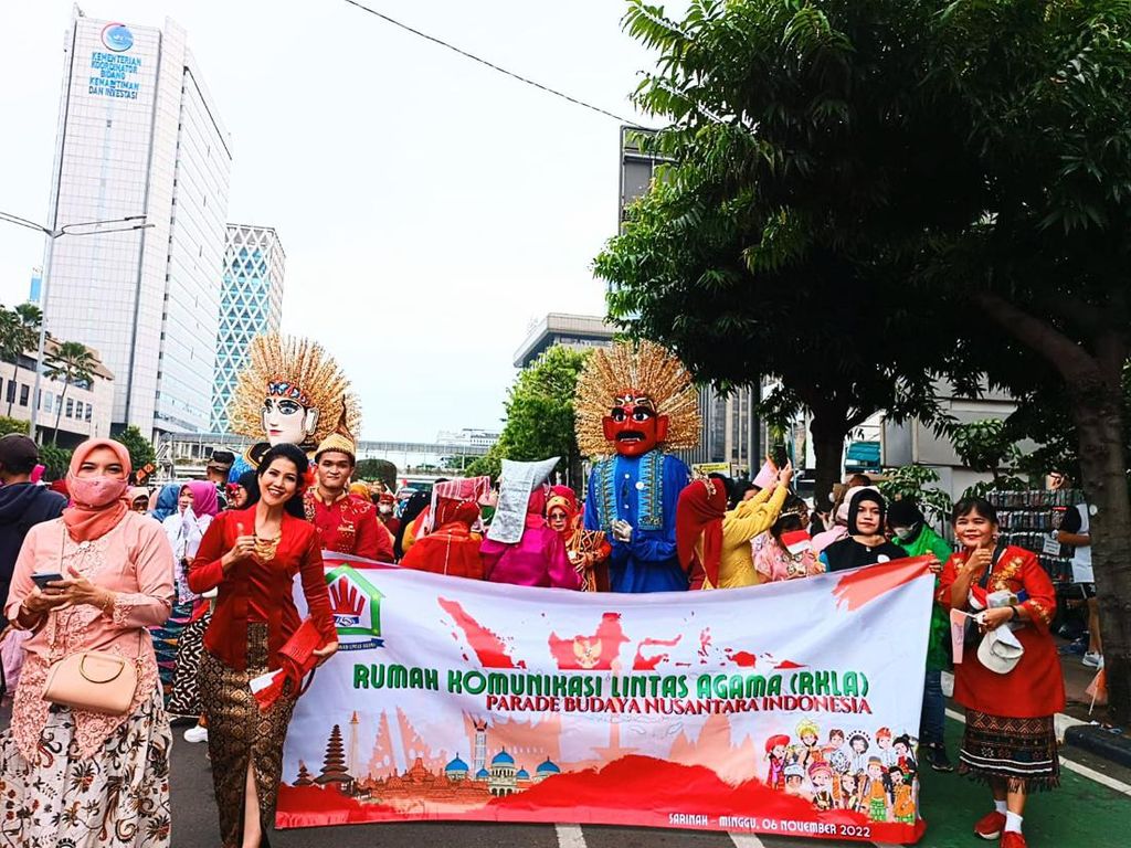 Kemeriahan Parade Budaya Nusantara di CFD Jakarta
