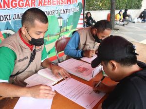 6 Pembuang Sampah Sembarangan Kena OTT di CFD Hari Ini 6 Pembuang Sampah Sembarangan Kena OTT di CFD Hari Ini