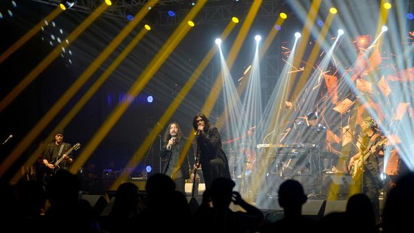 Konser 30 Tahun Berkarya, Aksi Dewa 19 Hibur Penonton di Padang