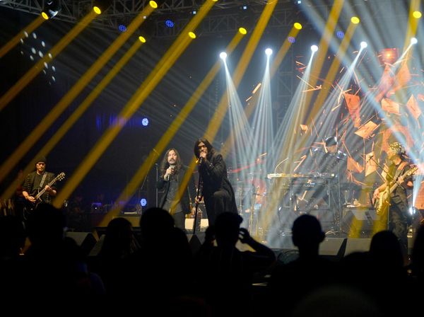 Konser 30 Tahun Berkarya, Aksi Dewa 19 Hibur Penonton di Padang