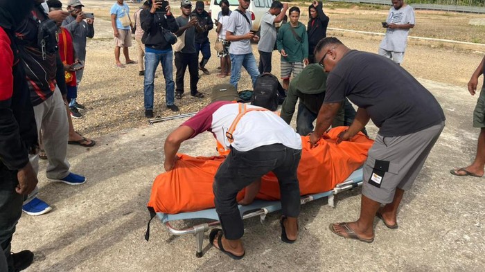 Korban serangan KKB di Awimbon, Pegunungan Bintang, Papua dievakuasi.