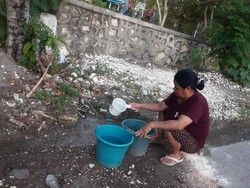 Warga Miskin Tetangga Gubernur NTT Manfaatkan Pipa Bocor untuk Minum