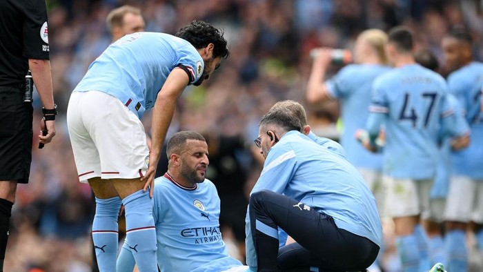 MANCHESTER, ENGLAND - OCTOBER 02: Kyle Walker of Manchester City receives medical attention during the Premier League match between Manchester City and Manchester United at Etihad Stadium on October 02, 2022 in Manchester, England. (Photo by Michael Regan/Getty Images)