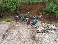 Pasutri di Bogor Tertimbun Longsor saat Cari Pasir, Istri Tewas