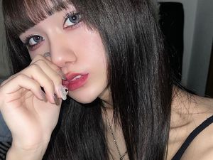 Selebgram Cantik Viral, Foto-fotonya Ini Bikin Sulit Percaya Aslinya Pria Selebgram Cantik Viral, Foto-fotonya Ini Bikin Sulit Percaya Aslinya Pria