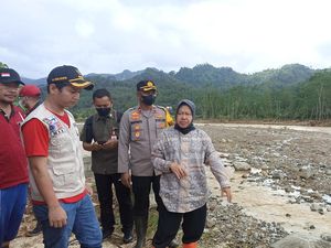 Pantau Banjir-Longsor Terjang Trenggalek, Mensos Risma: Ini yang Terberat Pantau Banjir-Longsor Terjang Trenggalek, Mensos Risma: Ini yang Terberat