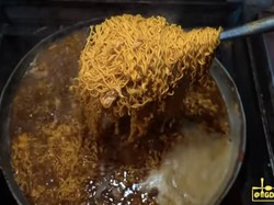 Mie Nyemek Favorit Kahiyang Ayu Ini Laku Ratusan Porsi Setiap Hari