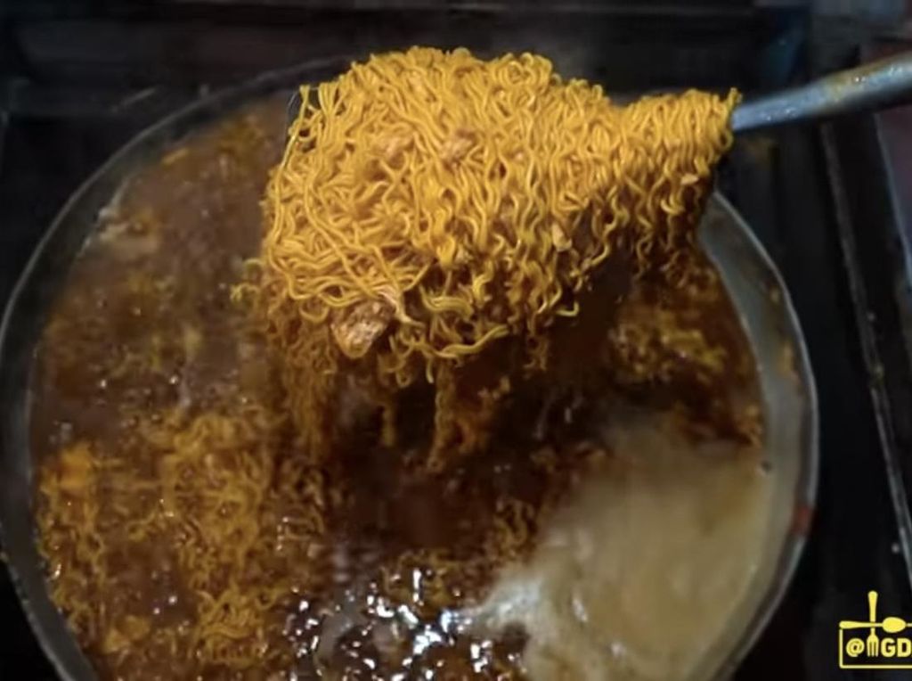 Mie Nyemek Favorit Kahiyang Ayu Ini Laku Ratusan Porsi Setiap Hari Mie Nyemek Favorit Kahiyang Ayu Ini Laku Ratusan Porsi Setiap Hari