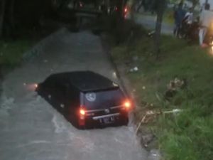 Avanza di Bojonegoro Nyemplung ke Sungai, 8 Penumpang Selamat