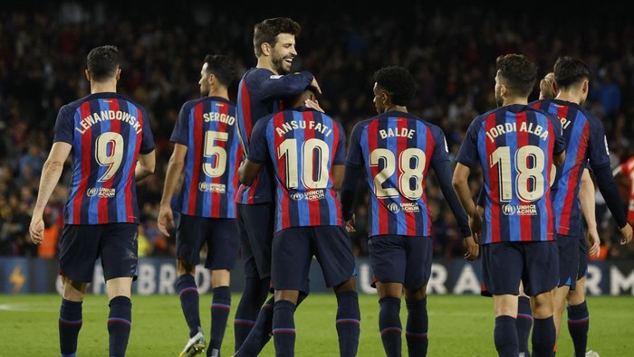 Soccer Football - LaLiga - FC Barcelona v Almeria - Camp Nou, Barcelona, Spain - November 5, 2022 FC Barcelona's Gerard Pique waves to fans after playing his last home game for FC Barcelona REUTERS/Albert Gea     TPX IMAGES OF THE DAY