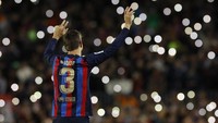 Keputusan Pique gantung sepatu sebenarnya cukup mengejutkan. Ia masih terikat kontrak selama 18 bulan dengan Barcelona.