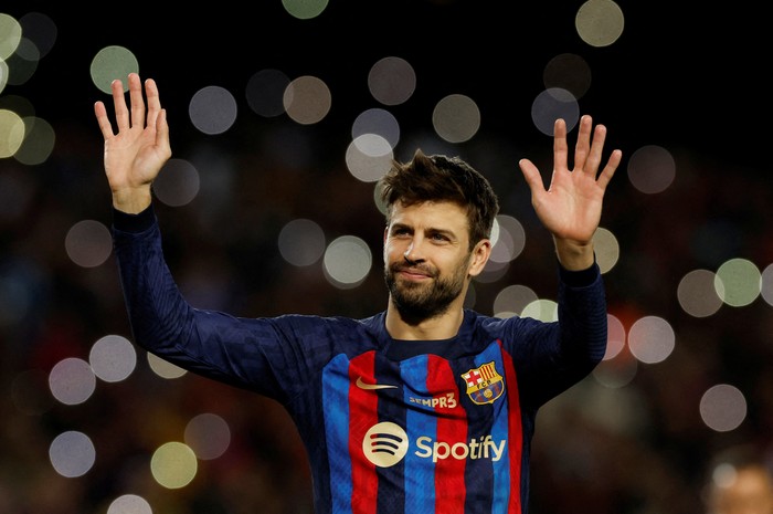 Soccer Football - LaLiga - FC Barcelona v Almeria - Camp Nou, Barcelona, Spain - November 5, 2022 FC Barcelonas Gerard Pique waves to fans after playing his last home game for FC Barcelona REUTERS/Albert Gea     TPX IMAGES OF THE DAY