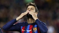Tapi belakangan ia memang sudah bukan lagi pilihan utama di tim. Kabarnya salah satu pertimbangan Pique pensiun adalah untuk membantu Barcelona, karena akan meringankan beban keuangan klub.