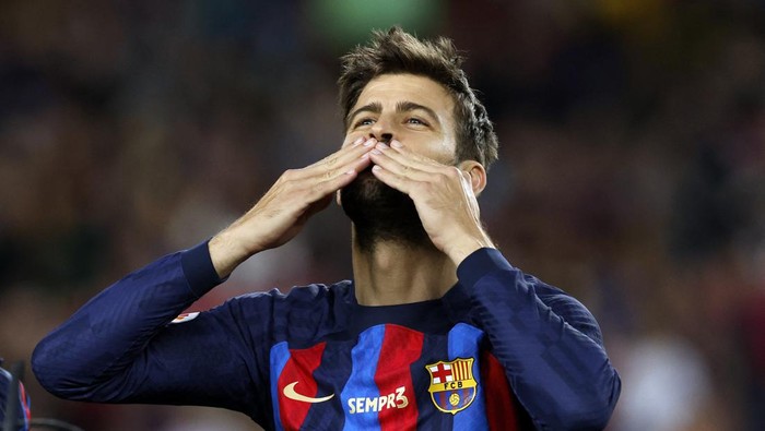 Momen Perpisahan Gerard Pique dengan Barcelona yang Penuh Air Mata Soccer Football - LaLiga - FC Barcelona v Almeria - Camp Nou, Barcelona, Spain - November 5, 2022 FC Barcelona's Gerard Pique waves to fans after playing his last home game for FC Barcelona REUTERS/Albert Gea TPX IMAGES OF THE DAY