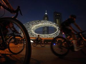 Momen Ratusan Pesepeda Gowes Bareng di Jalanan Dubai