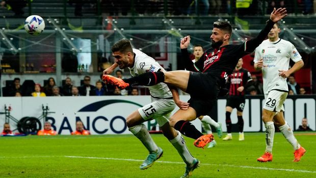 MILAN, ITALY - NOVEMBER 05: Olivier Giroud of AC Milan kicks the ball during the Serie A match between AC MIlan and Spezia Calcio at Stadio Giuseppe Meazza on November 05, 2022 in Milan, Italy. (Photo by Pier Marco Tacca/AC Milan via Getty Images)