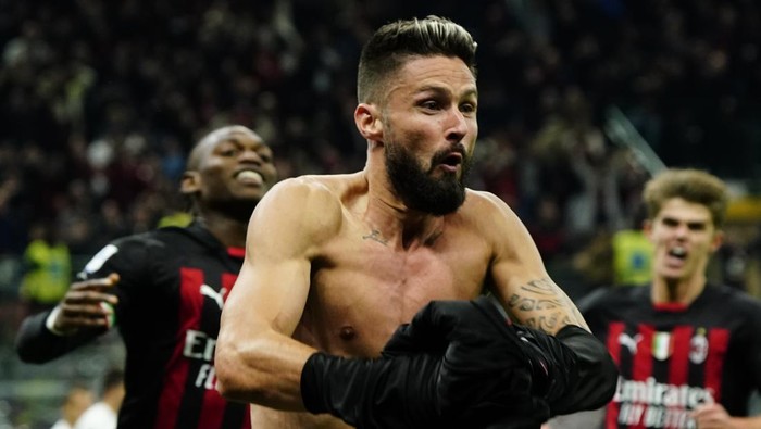 MILAN, ITALY - NOVEMBER 05: Olivier Giroud of AC Milan celebrates after scoring his teams second goal during the Serie A match between AC MIlan and Spezia Calcio at Stadio Giuseppe Meazza on November 05, 2022 in Milan, Italy. (Photo by Pier Marco Tacca/AC Milan via Getty Images)