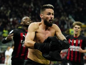 Giroud Bahagia meski Selebrasinya Berujung Kartu Merah Giroud Bahagia meski Selebrasinya Berujung Kartu Merah