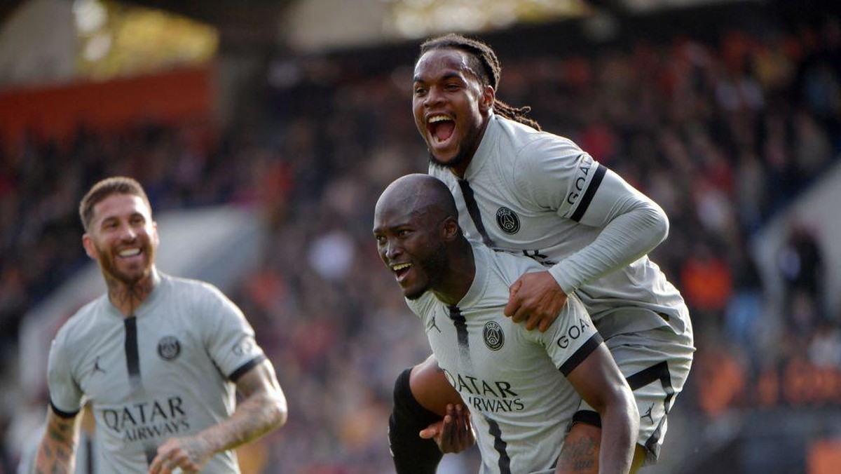 Danilo Pereira (tengah) merayakan gol kedua PSG bersama Sergio Ramos (kiri) dan Renato Sanches. Foto: AFP via Getty Images/JEAN-FRANCOIS MONIER