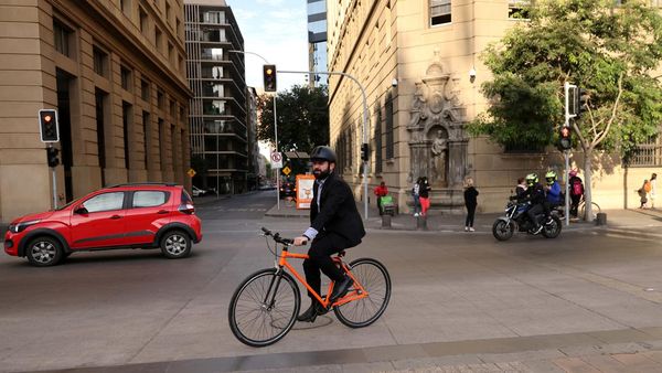 Potret Presiden Chile Gabriel Boric Naik Sepeda ke Kantor
