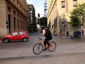 Potret Presiden Chile Gabriel Boric Naik Sepeda ke Kantor