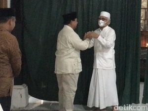 Gus Mus Terima Kunjungan Prabowo di Kediamannya Gus Mus Terima Kunjungan Prabowo di Kediamannya