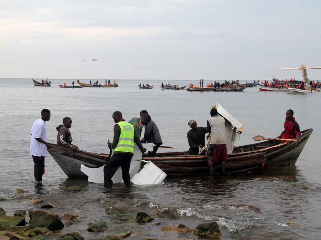 Pesawat Jatuh ke Danau, 19 Orang Tewas Pesawat Jatuh ke Danau, 19 Orang Tewas